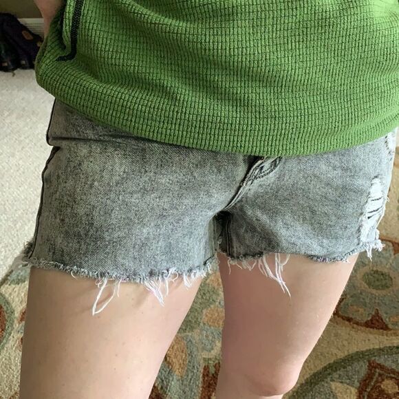 EUC AMERICAN EAGLE OUTFITTERS SIZE 4 MOM JEAN SHORT CUTOFFS DISTRESSED - Picture 4 of 12